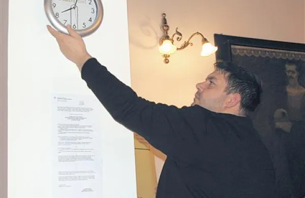 Tomaž Vencelj je v ponedeljek tri minute čez dvajseto nastavil uro začetka predsednikovanja svetu KS Idrija 