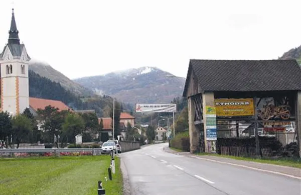 Vrh Črnega vrha (v ozadju) nad Cerknim je dobil belo kapo