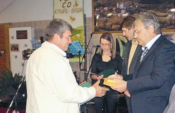 V društvu so kljub slabi letini praznovali in  zaslužnim članom podelili priznanja.