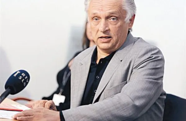 “Koncentracija moči šefov strank je tako velika, da težko govorimo o demokraciji,” je med drugim izjavil Magajne. 