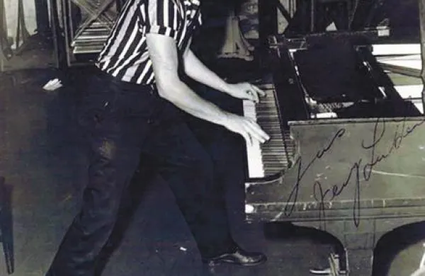 Danes 75-letni Jerry Lee Lewis je eden od  utemeljiteljev rock'n'rolla.