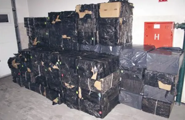 V tovornjaku je bilo skritih skoraj 4000 paketov cigaret.