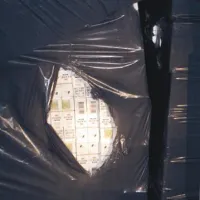 Cigarete so našli v skrivnem prostoru.