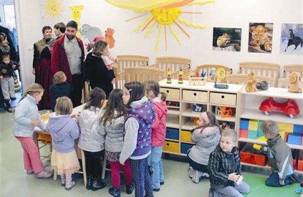 Otroci so danes vstopili v novi del vrtca v Vrtojbi.