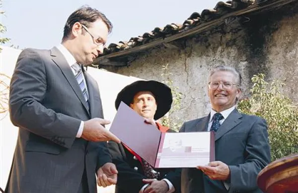 Dr. Viljem Černo (na sliki desno) je konec junija prejel Štrekljevo nagrado iz rok zdaj že bivšega komenskega župana Uroša Slamiča, na Štrekljevi domačiji v Gorjanskem.