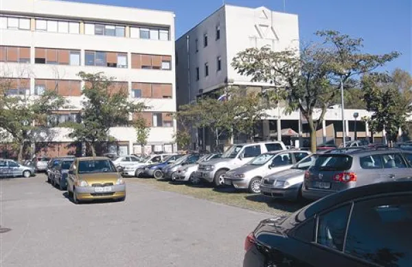 Policist v policijskem avtu je od aretacije do prihoda kolegov kriminalistov varoval srebrni mercedes in moder ford