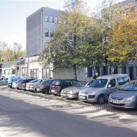 Po spektakularni dopoldanski aretaciji sta po dobri uri ostala le dva policijska avta, skrita med parkiranimi avtomobili