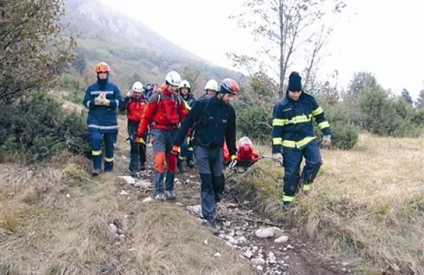 Ponesrečene potnike letala so na nosilih prinesli v dolino