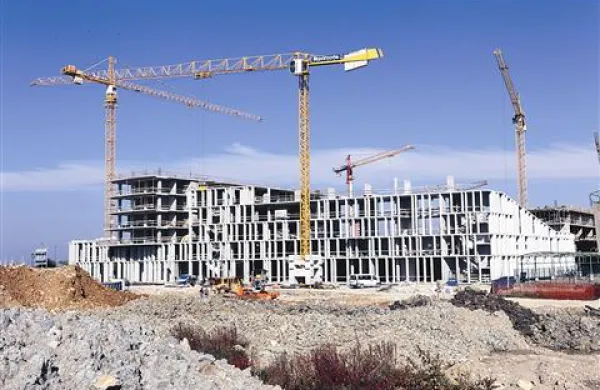 Poslovno-hotelski kompleks z olimpijskim bazenom, ki ga je projektiral koprski arhitekt Marko Apollonio, je na prvi pogled zelo podoben tistemu v Barceloni  