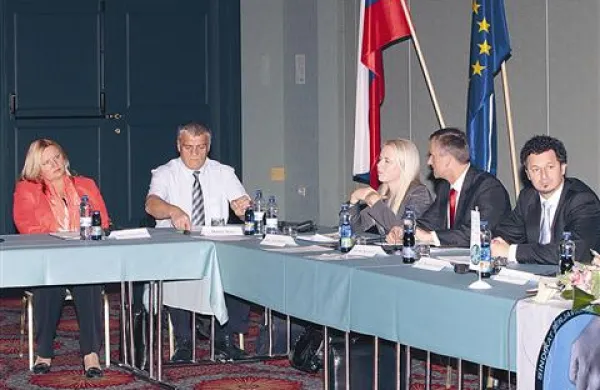 Tatjana Vošinek Pucer, novi delavski direktor Luke Matjaž Stare, pomorska pravnica Jana Rodica, Branko Krznarič iz ITF in minister Patrick Vlačič