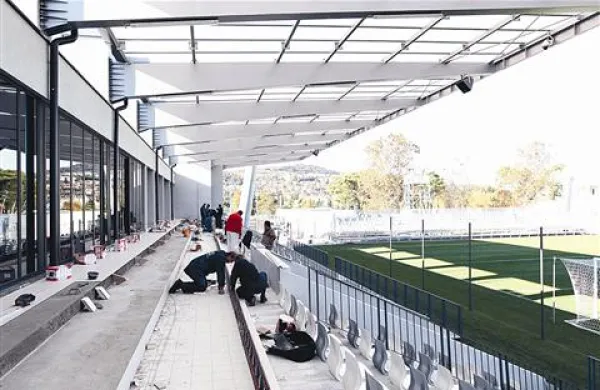 Delavci Grafista so se včeraj ukvarjali s še zadnjimi popravki na tribunah. 