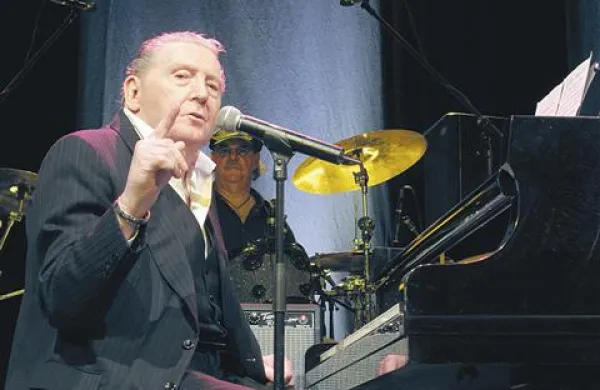 V  45-minutnem nastopu je Jerry Lee Lewis nanizal vrsto klasik, večer pa sklenil z velikima zgodnjima uspešnicama Great Balls of Fire in Whole Lotta Shakin' Goin' On.