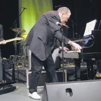 Danes 75-letni mojster louisianskega boogieja niti na jesen življenja ne počiva.