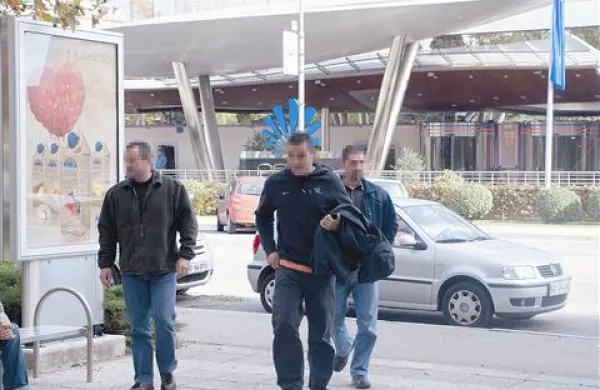 Kriminalista spremljata osumljenca na zaslišanje k sodniku