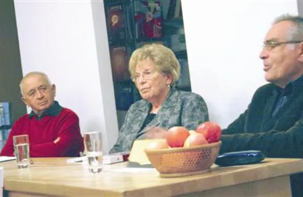 Zbornik sta predstavila Lucijan Pelicon (desno) in avtorica, dr. Mira Cenčič, nekaj svojih pesmi pa je prebral Andrej Jelačin