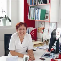 Ljubica Kolander Bizjak: “ZD mora zagotoviti neprekinjeno pomoč, zato so z dežurstvi zdaj toliko  bolj obremenjeni  redno zaposleni zdravniki”