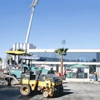 Bagerji in gradbeni stroji so še včeraj vneto urejali neposredno okolico stadiona, kjer so mesto našle tudi nepogrešljive palme