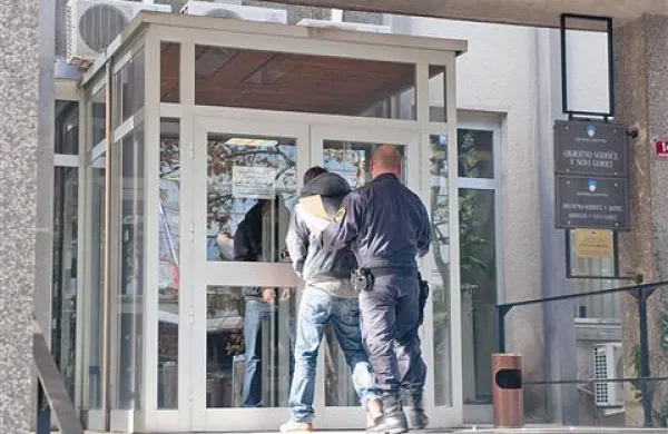 Bliskovitim aretacijam so sledila zaslišanja pred sodnikom
