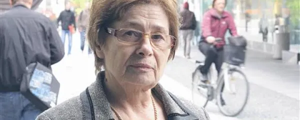 Dr. Spomenka Hribar: “V prvi vrsti nagovarjam tiste, ki imajo vsega in preveč, pa tudi upokojence, ki imajo oziroma imamo nadpovprečno visoke pokojnine. Odpovejmo se svojim bonitetam, začasno, za leto, dve, morda tri, ravno za toliko, da pridemo do novega zagona in da bodo lahko preživeli tudi ljudje z najnižjimi osebnimi dohodki, brezposelni, socialno ogroženi, upokojenci z mizernimi pokojninami, skratka, kar lep delež slovenskega ljudstva, dvesto, tristo tisoč ljudi, ki se jim sicer ne piše lepa.”