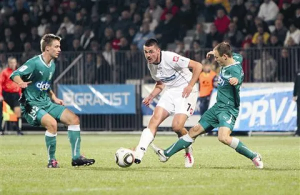Ivica Guberac (v belem dresu) v boju z ljubljanskimi igralci za zvezo