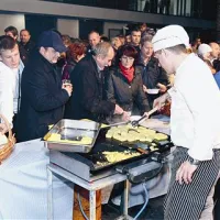 Če so med otvoritveno slovesnostjo pozornost poželi mladi nogometaši in plesalci, so jo po uradnem delu gostinci