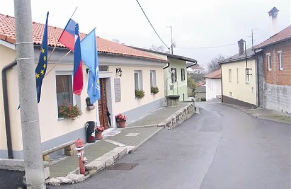 Da bodo zgradili čistilno naprave za 350 enot, 3700 metrov  fekalne kanalizacije ter  1500 metrov meteorne kanalizacije, bo Hrušica pol leta gradbišče