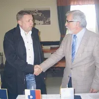 Anton Šenkinc (desno) in Maks Godina sta si po podpisu pogodbe segla v roke
