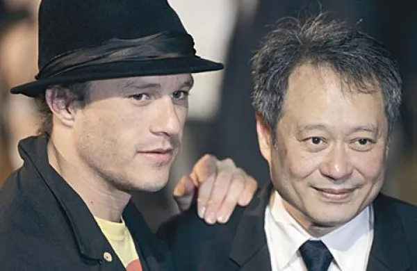 Leta 2007 je Ang Lee prejel Zlatega leva na beneški Mostri za film Gora zlomljenih objemov s Heathom Ledgerjem v glavni vlogi