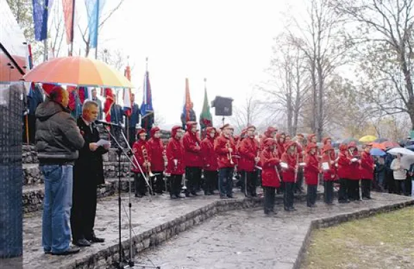 Osrednja slovesnost je bila pri spomeniku na Trnovem.