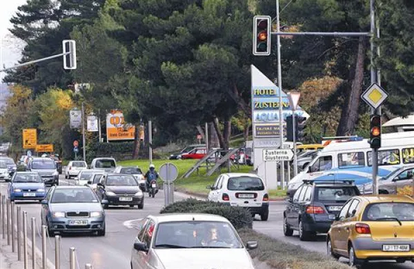 Vozniki, ki zavijajo iz Žusterne proti Izoli, se zaradi gneče na cesti težko vključijo v promet. Veliko bolje se ne godi niti tistim, ki želijo iz koprske smeri v Žusterno.