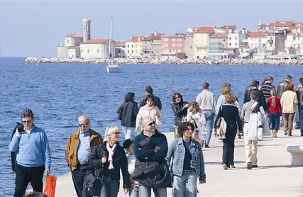 Turisti lep dan izkoristijo  za sprehod do Pirana