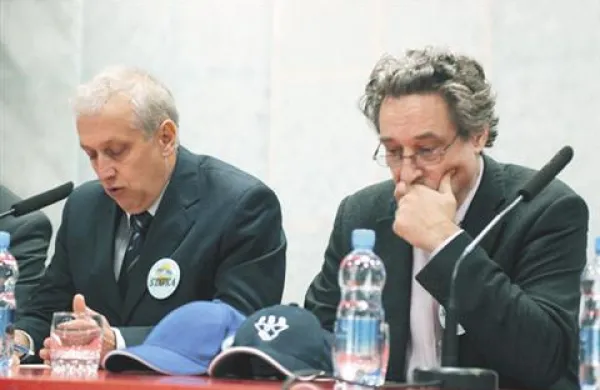 Policisti stavkajo že od 27. septembra, prejšnji teden pa so se z vlado dogovorili, da bi se njihove plače določale po posebni vladni uredbi in ne v kolektivni pogodbi