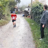 Ivan Valentinčič je v Lože prišel iz Podbrda. Bolj je vajen strmin gorskih tekov. Desno je Hendrik Böttger, urednik srednjeevropskega spletnega portala www.runinternational.eu, ki pogosto piše o primorskih tekih. V Ložah zaradi poškodbe ni tekel.   