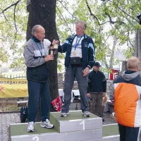Najstarejša tekača sta bila Fabio Ivančič (levo) in Albert Lazar, ki sta na stopničkah tako nazdravila