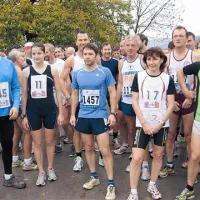 Tik pred startom so v prvo vrsto postavili (z leve): Eric Fitzpatrick, Mateja Golenač,  Aleš Štor, Helena javornik, Tomaž Ferjančič
