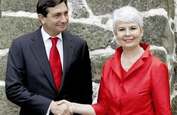 Nagrado so med drugim že dobile soproga ameriškega predsednika Michelle Obama in bivša ameriška državna sekretarka Condoleeza Rice ter številne ženske iz političnega, kulturnega in humanitarnega življenja iz ZDA in sveta.