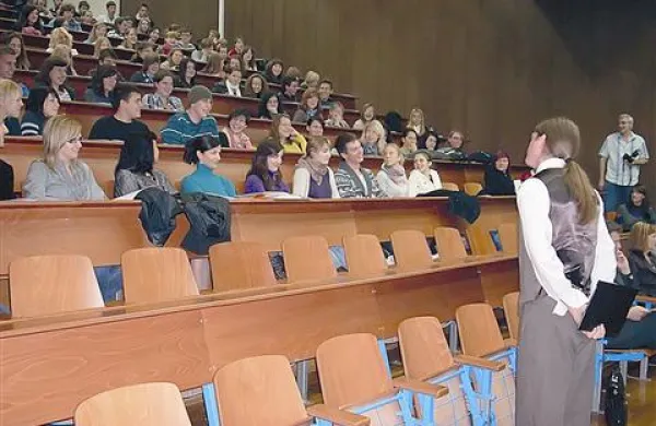 Animatorji iz šolskega muzeja so današnjim dijakom z učno uro bohoričice pokazali, kako so bili nekoč učitelji v šolah močna avtoriteta, ki so jo učenci spoštovali