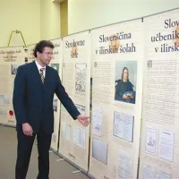 Direktor muzeja Stane Okoliš je postojnskim gimnazijcem pripovedoval o času Ilirskih provinc, ko so Francozi za učni jezik v naših šolah določili slovenščino