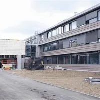 Nova stavba Srednje tehniške šole je bila nared že konec avgusta, vendar se bo pouk v njej začel konec novembra ali v začetku decembra