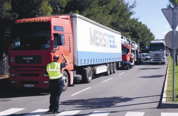 Tovornjakar, ki so ga ponoči ustavili koprski policisti, je napihal kar 1,23 miligrama alkohola v litru izdihanega zraka. (Fotografija je simbolična)