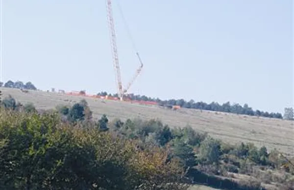 Septembra so na grič pri Dolenji vasi postavili dvigalo za gradnjo vetrnic 