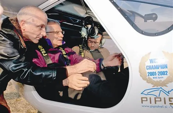 Ivo Boscarol, ki uglednim gostom velikokrat razkazuje svoja letala, poudarja, da razvoj ostaja v Ajdovščini