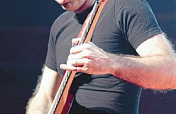 V Ljubljani je Satriani (na fotografiji) z zasedbo G3 skupaj z Vaiem in Frippom nastopil leta 2004.