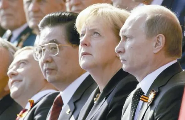 Hu Jintao v družbi najvplivnejše ženske na svetu, Angele Merkel ter čertrouvrščenega Vladimirja Putina