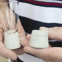 Kozarček za žganje Brin z ločenim podstavkom iz kraškega apnenca
