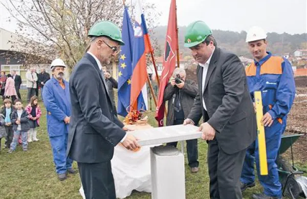 Glavni direktor Kraškega zidarja Radoš Lipanje (levo) in župan občine Sežana Davorin Terčon sta včeraj postavila temeljni kamen za nove prostore sežanskega vrtca.