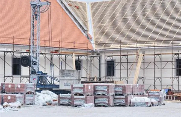 V Lipici so obnovili polovico strehe kompleksa,  kar predstavlja približno 1250 kvadratnih metrov površine. Hkrati so sanirali tudi  žlebove in odtočne kanale