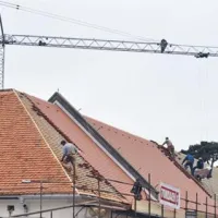 Prenova je  upoštevala izvoren videz objekta;  staro kritino so zamenjali  enaki, za kraško okolje sicer netipični strešniki - bobrovci