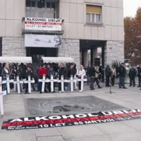 Organizatorji so tudi letos  pripravili  transparenti s sloganom  Alkohol ubija - največkrat nedolžne