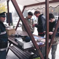 Na  informacijski točki so policisti mimoidoče seznanjali s postopki policije v prometu, predstavili so preizkus alkoholiziranosti in drugimi postopki